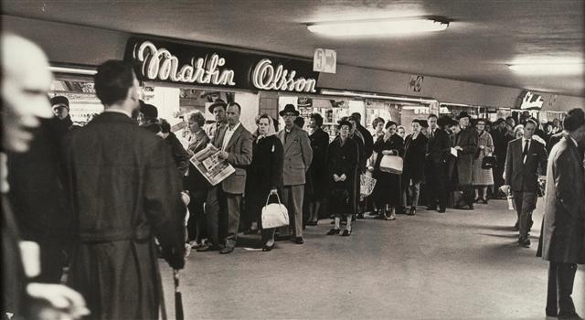 Köer utanför det kvällsöppna snabbköpet i anslutning till tunnelbanan.