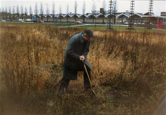 Första spadtaget för nya anläggningen vid Grosshandlarvägen. Vd Bengt Oldmark vid spaden.