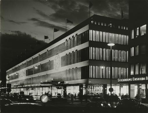 Exteriör av varuhuset i skymning.