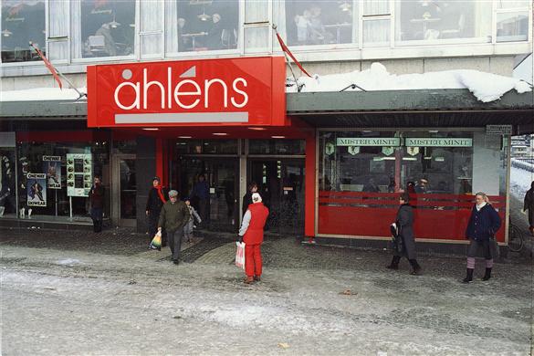 Exteriör, huvudingången till varuhuset.