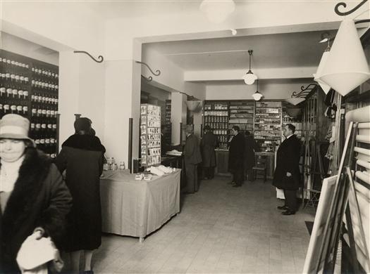 Interiör av en av butikerna drivna av AB Wilh. Becker.
