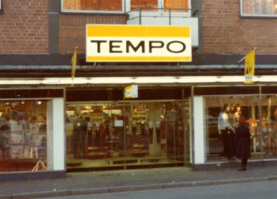 Exteriör av varuhuset, huvudentrén med ny logotyp/skylt.