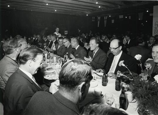 Taklagsfest i det nya cityvaruhuset. Till höger i glasögon verkställande direktör Gösta Åhlén.