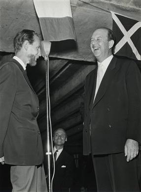 Taklagsfest i det nya cityvaruhuset. Verkställande direktör Gösta Åhlén har lockats upp på scenen för att bli föremål för trollerier.