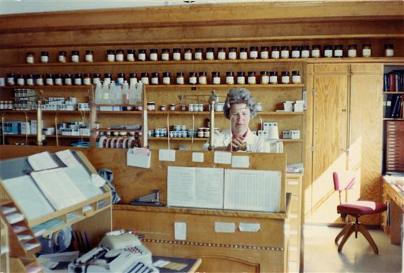 Interiör av apoteket med apotekstekniker Alice Gustafsson.