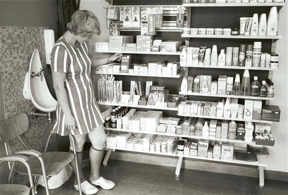 Kund vid självvalshylla på apoteket i Brunflo.