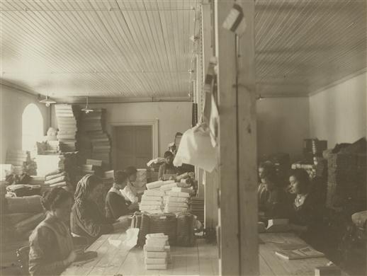 Kvinnor packar varor som skall sändas till kunder.