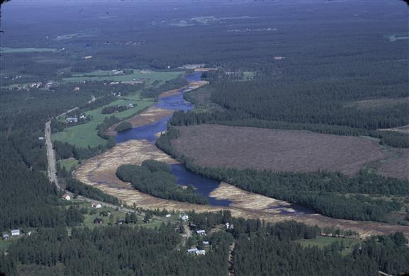 Flygbild, älv med timmerflottning.