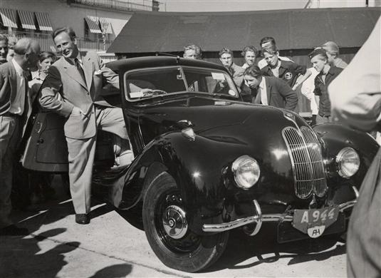 Nybyggd bil, Austin, anländer med flygplan och tas emot av entusiastisk välkomstkommitté.