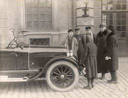 AB Hans Osterman överlämnar ett fordon till H K H Kronprins Gustaf Adolf.
