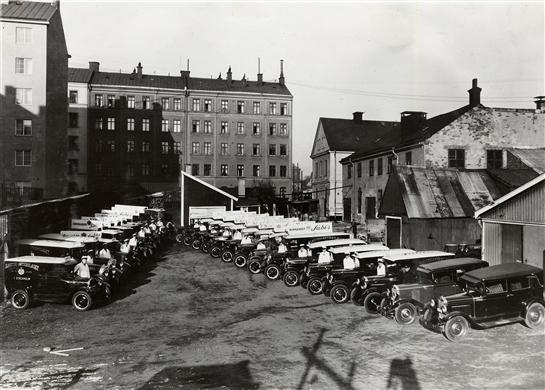 Exteriör, innergård med varulastbilar, Chevrolet-vagnar.