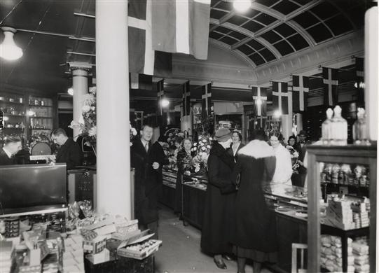 Interiör, flaggande avdelning med kunder och personal.