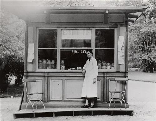 Kiosken med innehaverskan Fru Hilma Lindblom.