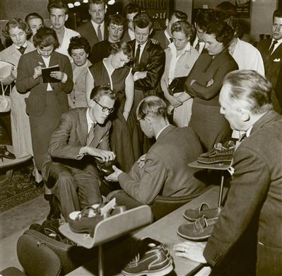 NK-skolan anordnar provförsäljning för sina elever på skoavdelningen.