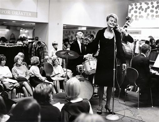Monica Zetterlund med band framträder inför tonåringar.