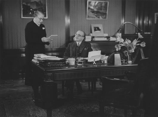 Joseph Sachs, NK:s grundare, på sitt arbetsrum med sin sekreterare.