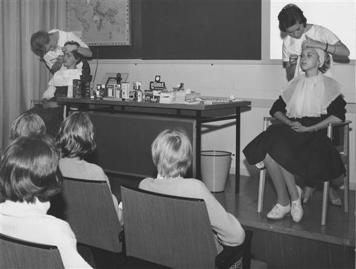 Lektion, kurs i makeup/ansiktsbehandling.