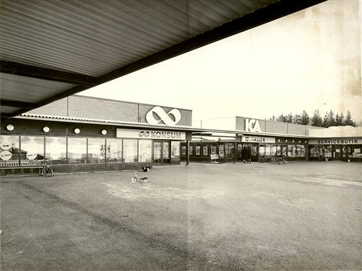 Centrumanläggning, 1968-75 ca, ICA och Konsum mittemot varandra.