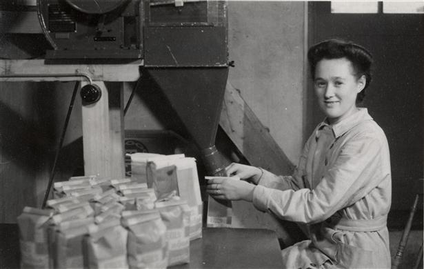Göteborg, 1944 ca, Eolbolagets kafferosteri, kvinna fyller påsar.