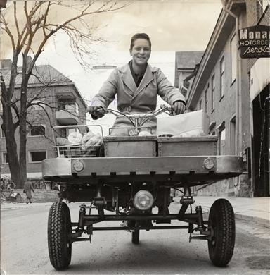 Hemkörning av varor från ICA-butik, varubud med flakmoppe, 1960.