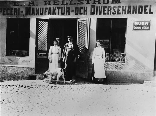 Välsorterad diversehandel i Visby, ca 1900.
