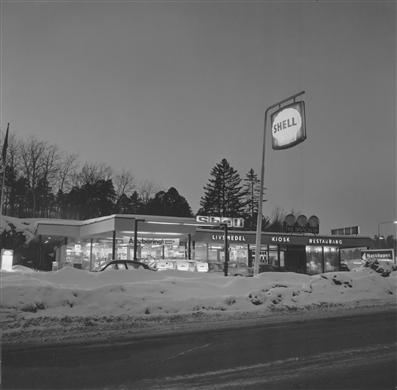 Exteriör av macken och restaurangen, vintertid.