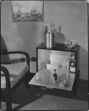 Metall. Cocktailskåp klätt med tenn. Utförd/tillverkad av Svenskt Tenn.Formgiven av Estrid Ericson.