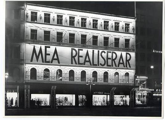 Varuhuset gör reklam på fasaden för sin realisation.