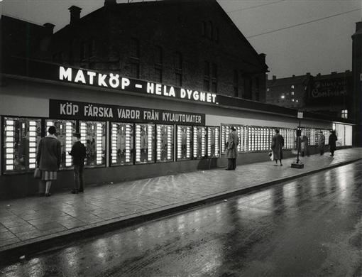 Livsmedelsautomater och bussterminal för Södertörnsbussarna.